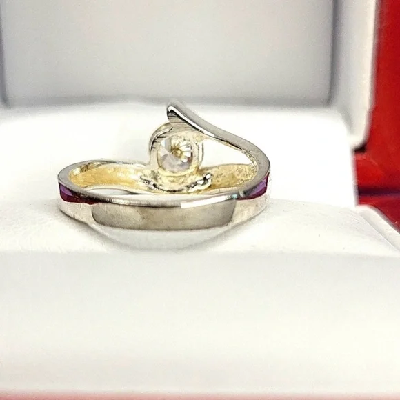 Elegant Sterling Silver Women's Ring with Moissanite Accent - Picture 5 of 7